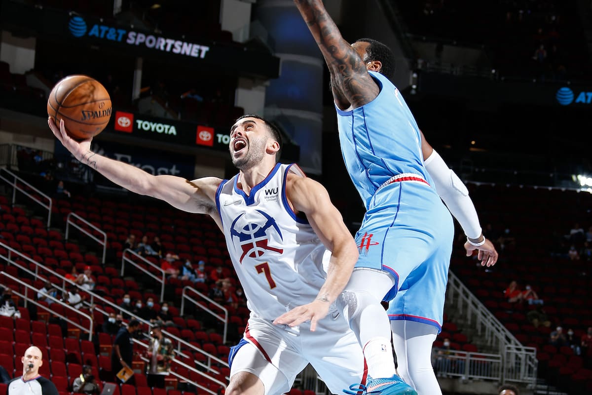 Facundo Campazzo intenta una bandeja y John Wall le comete una infracción que lo enviará a la línea de tiros libres; los dos bases protagonizaron un cruce verbal tras una marca lícita del argentino que los jueces sancionaron y que ofuscó a la estrella de Houston.