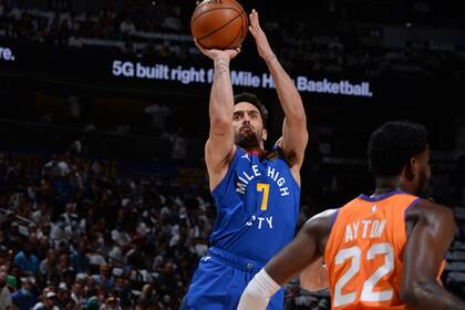 Facundo Campazzo lanza al aro en el tercer choque con Phoenix Suns; Denver Nuggets volvió a jugar mal, perdió por 116 a 102 y tiene triple match point en contra en la serie, que continuará este domingo.