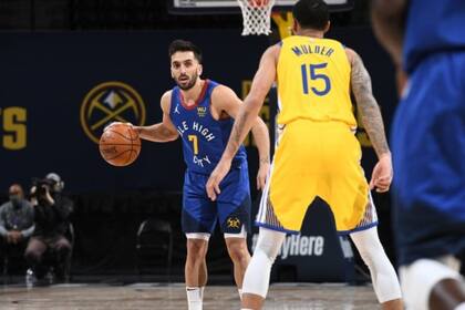 Facundo Campazzo maniobra ante Mulder; el argentino jugó 12 minutos