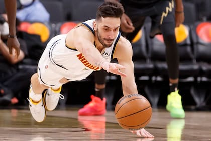 Facundo Campazzo no tiene mucha acción en Denver, sin embargo, no se rinde nunca