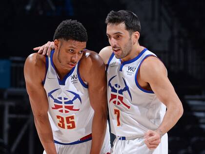 Facundo Campazzo parece hablarle a su compañero PJ Dozier