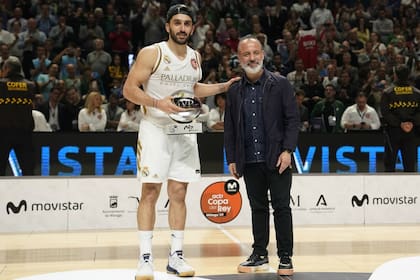 Facundo Campazzo rebibe el premio al MVP del torneo