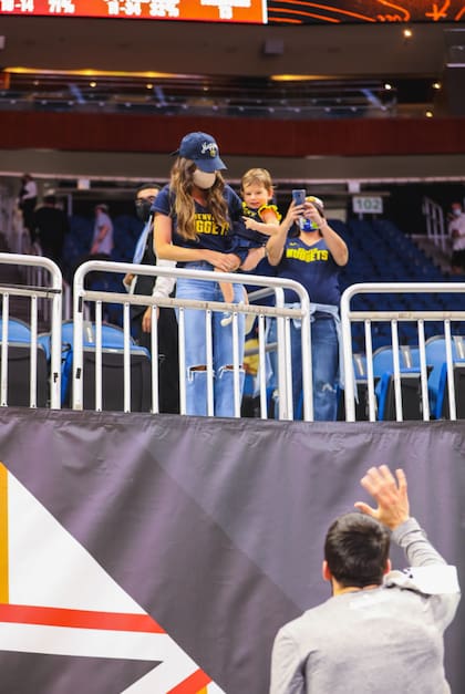 Facundo Campazzo recibió la visita de Consuela (su pareja) y Sara (su hija) en el juego ante Orlando Magic, justo el día de su cumpleaños número 30