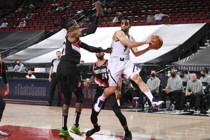 Facundo Campazzo salta entre Robert Covington y Norman Powell antes de pasar el balón; una vez más, el base estuvo acertado en las asistencias pero mal en los tiros, y Denver Nuggets perdió contra Portland Trail Blazers por 115 a 95 en su cuarto partido de playoffs de NBA; la serie está 2-2.
