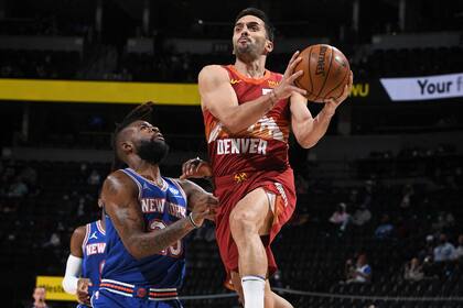 Facundo Campazzo salta y deja atrás a Reggie Bullock; el argentino no se amilanó cerca del aro, la "tierra de gigantes" donde fue bloqueado pero a la que volvió dos veces para hacerle puntos al pivote Nerlens Noel.