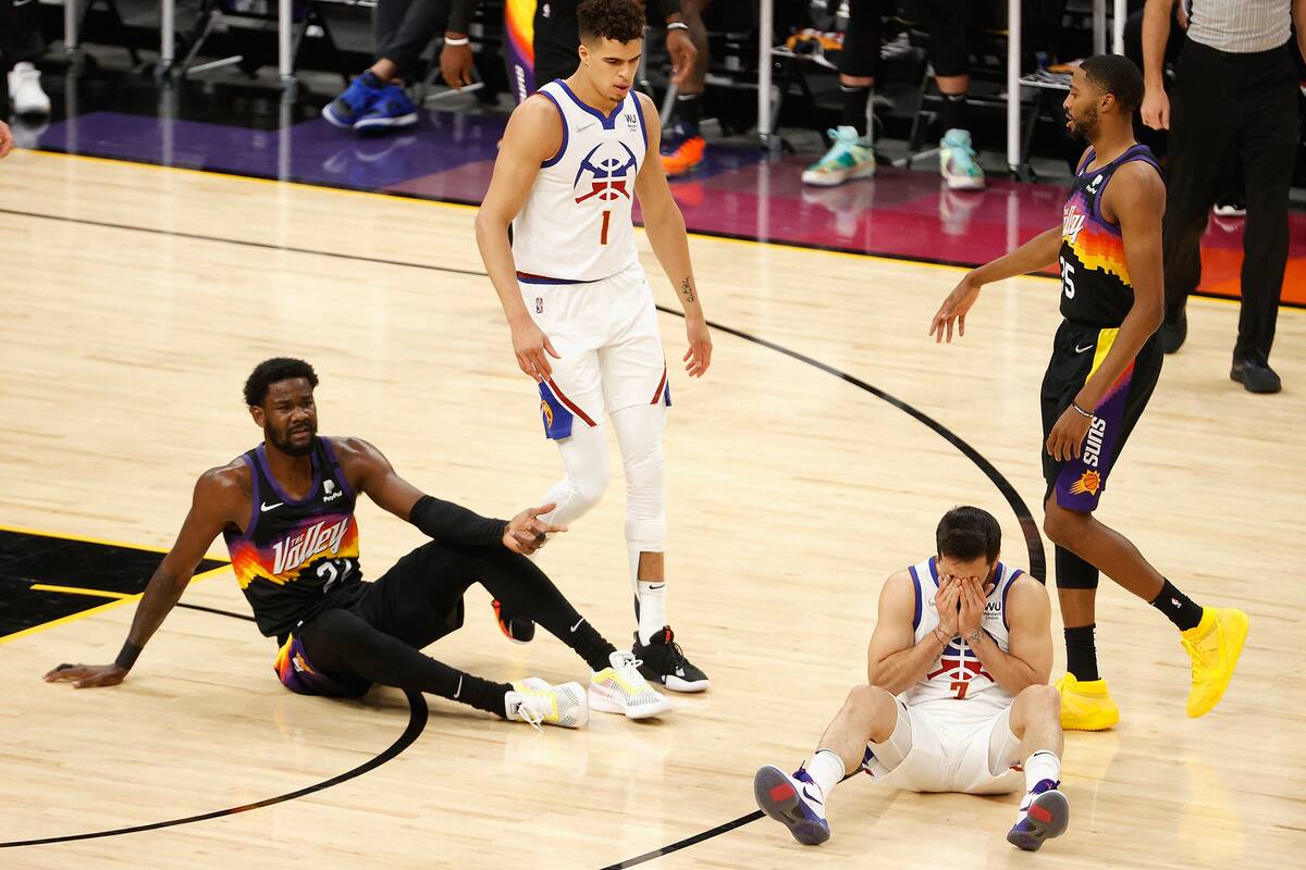 Facundo Campazzo se toma el rostro tras un contacto, pero bien podría ser un lamento por su rendimiento y el de Denver Nuggets en el segundo partido contra Phoenix Suns, que ganó por 123 a 98.