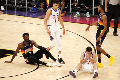 Facundo Campazzo se toma el rostro tras un contacto, pero bien podría ser un lamento por su rendimiento y el de Denver Nuggets en el segundo partido contra Phoenix Suns, que ganó por 123 a 98.