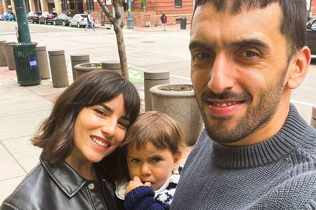 Facundo Campazzo y familia en Denver; Consuelo, su pareja, y Sara, su hija, son el mejor refugio para los momentos de tensión durante los playoffs.