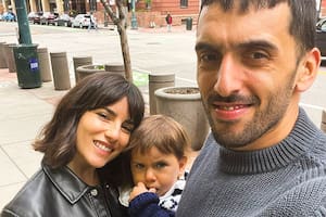 Facundo Campazzo y familia en Denver; Consuelo, su pareja, y Sara, su hija, son el mejor refugio para los momentos de tensión durante los playoffs.