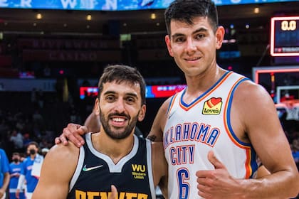 Facundo Campazzo y Gabriel Deck compartieron Real Madrid y ahora son rivales en la NBA; se fotografiaron y se abrazaron en Oklahoma City 108 vs. Denver 99 y volverán a estar frente a frente esta noche.