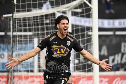 Facundo Castelli, de Estudiantes de Buenos Aires, festeja su gol ante Chaco For Ever por los octavos de final
