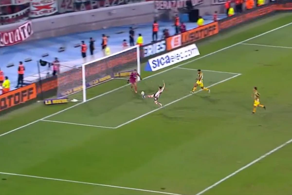 Facundo Colidio se lanza sobre la pelota para marcar el 1-0 para River ante Rosario Central por el Trofeo de Campeones