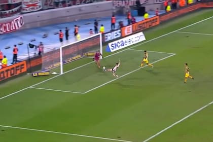 Facundo Colidio se lanza sobre la pelota para marcar el 1-0 para River ante Rosario Central por el Trofeo de Campeones