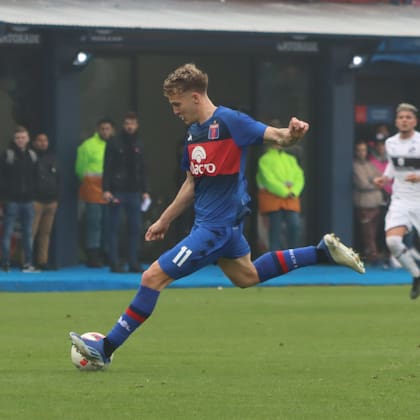 Facundo Colidio y el muy buen remate que terminará en el 3-0 de Tigre ante Platense en Victoria