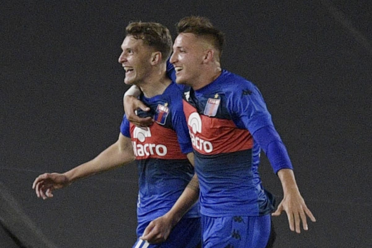 Facundo Colidio y Mateo Retegui celebran en el Monumental