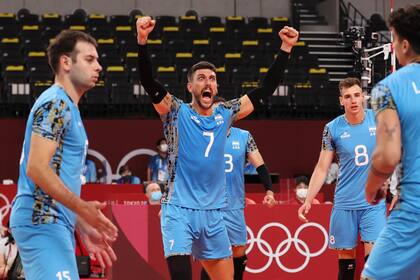 Facundo Conte # 7 del Equipo Argentina celebra después de derrotar al Equipo Túnez durante la Ronda Preliminar Masculina - Voleibol Grupo B