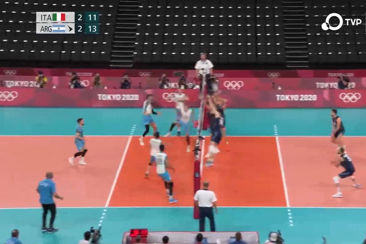 Facundo Conte al ataque en el fantástico triunfo del vóleibol argentino ante Italia