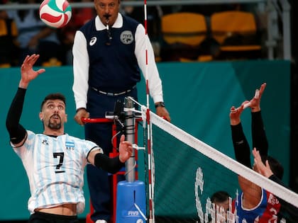 Facundo Conte, una de las figuras del seleccionado argentino de vóleibol, que este jueves afrontará contra Turquía un partido crucial para la clasificación para los Juegos Olímpicos de París.