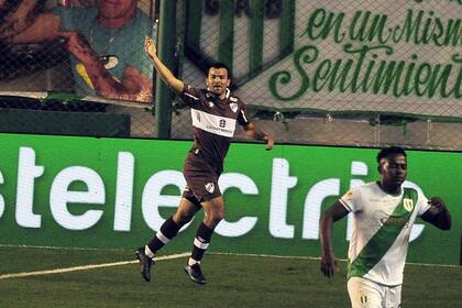 Facundo Curuchet festeja uno de sus dos goles en la goleada de Platense por 4-2 como visitante ante Banfield.