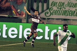 Facundo Curuchet festeja uno de sus dos goles en la goleada de Platense por 4-2 como visitante ante Banfield.
