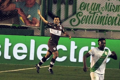 Facundo Curuchet festeja uno de sus dos goles en la goleada de Platense por 4-2 como visitante ante Banfield.