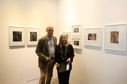 Facundo de Zuviría y Marina Pellegrini con fotografías de la serie que tiene el MoMA