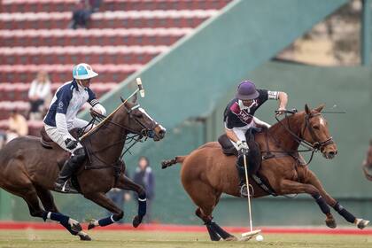 Facundo deja atrás a Cambiaso (padre) en una escena de la final del Abierto de San Jorge, realizada en el Campo Argentino de Polo ante un millar de espectadores.