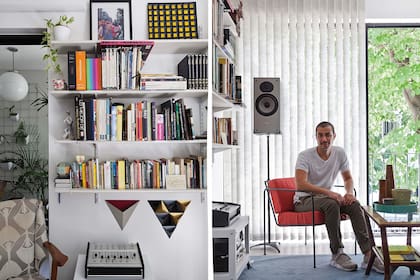 Facundo en una silla que eligió especialmente (Nomo Estudio). La mesa ratona años 50 la encontró en la calle. Debajo de la biblioteca, miniorganizador de pared de RePack.