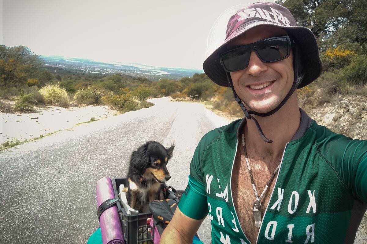 Facundo es de Floresta. Decidió lanzarse a pedalear por la región con una compañera singular: su perra de 4 años.
