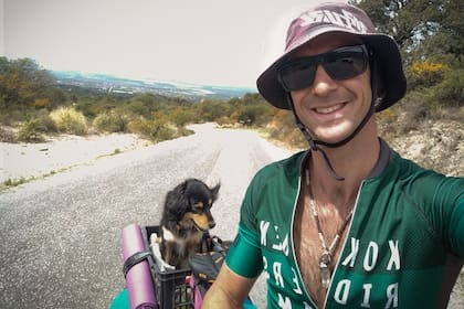 Facundo es de Floresta. Decidió lanzarse a pedalear por la región con una compañera singular: su perra de 4 años.