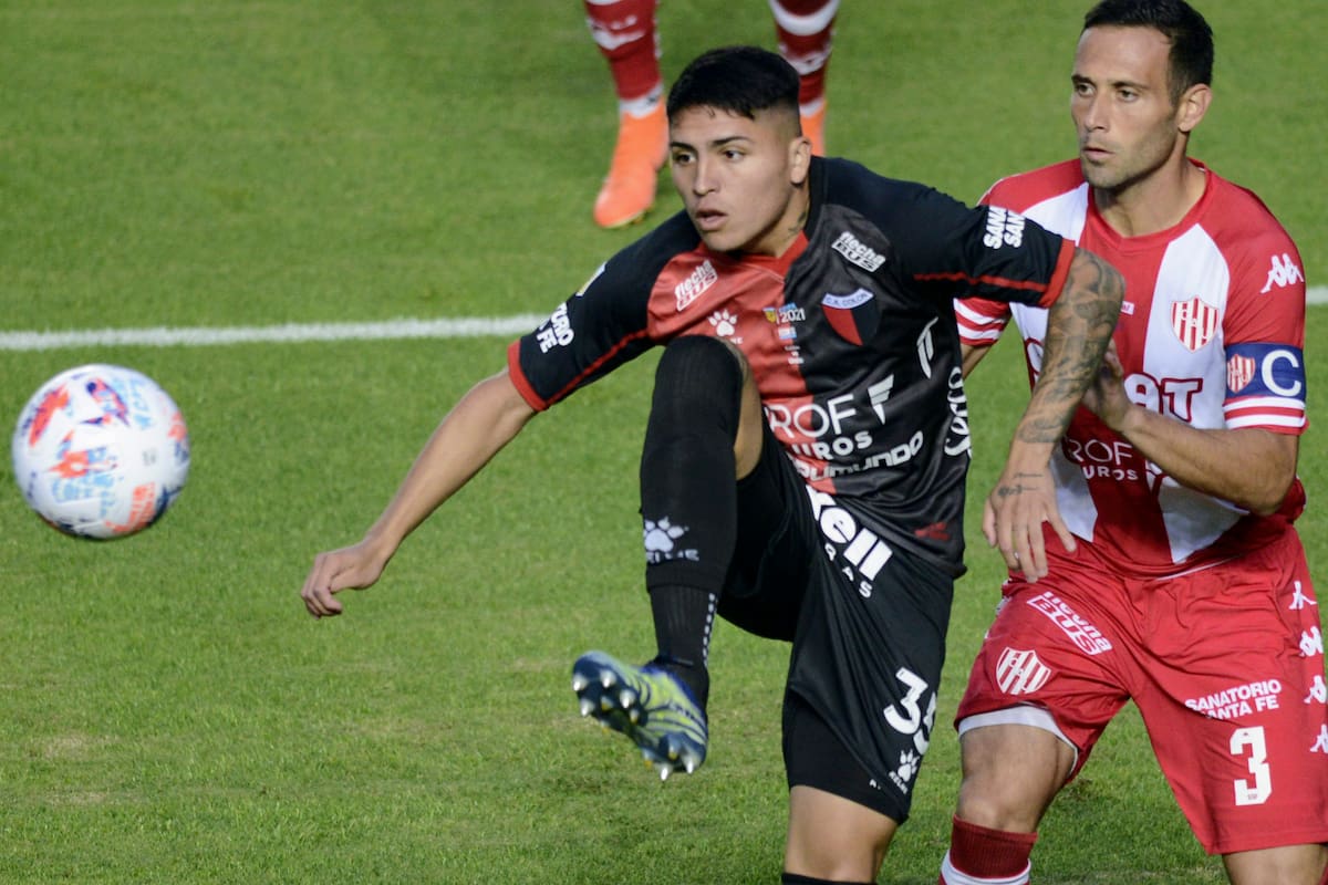 Facundo Farías, de Colón, frente a Corvalán, en un clásico disputado ante Unión en mayo de 2021