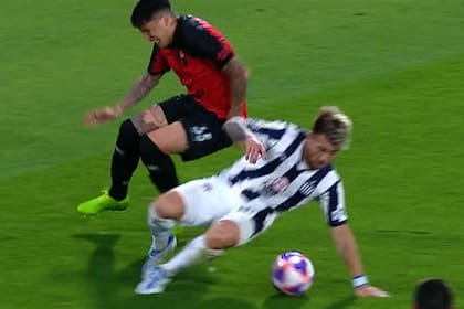 Facundo Farías, en la jugada que sufrió la primera rotura de ligamentos en una rodilla; fue jugando para Colón ante Talleres, en 2022