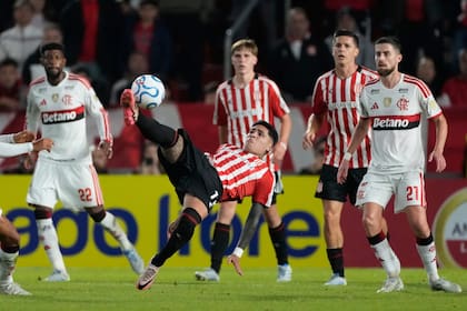 Facundo Farias ensaya una chilena: el atacante de Estudiantes recupera su mejor versión y con Flamengo fue protagonista en la ofensiva del Pincha