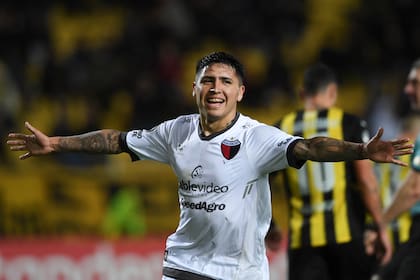 Facundo Farías grita un gol con la camiseta de Colón