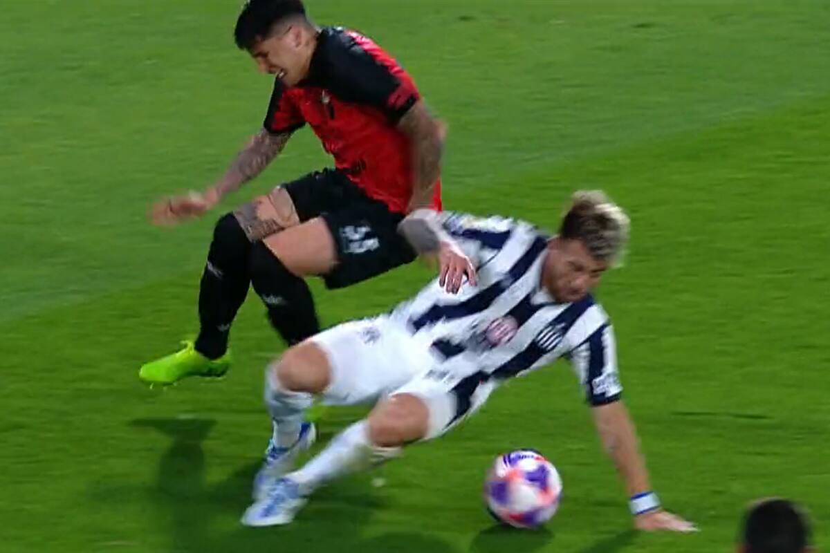 Facundo Farías siente el dolor en la rodilla tras el cruce de Buffarini, durante Talleres-Colón