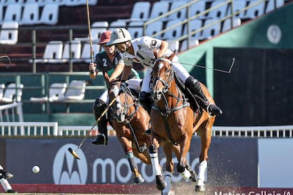 Facundo Fernández Llorente fue premiado como el jugador más valioso y montó a Irenita Sonora, el mejor ejemplar de la final; detrás, Ezequiel Martínez Ferrario, de La Fija.