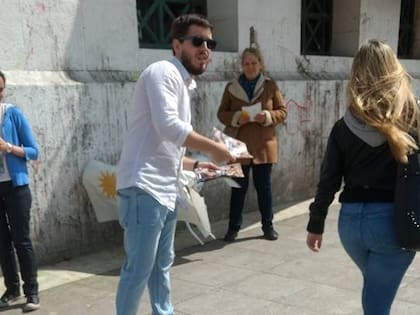 Facundo Galvan cuando repartía votos de Unidad Ciudadana