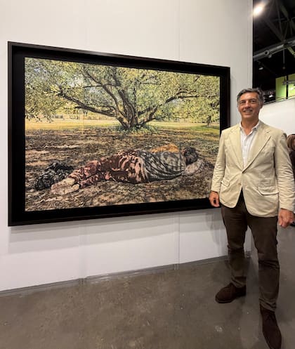 Facundo Gómez Minujín, expresidente de arteba y presidente de J.P. Morgan para Argentina, Uruguay, Paraguay y Bolivia, con obra de Mondongo en Barro