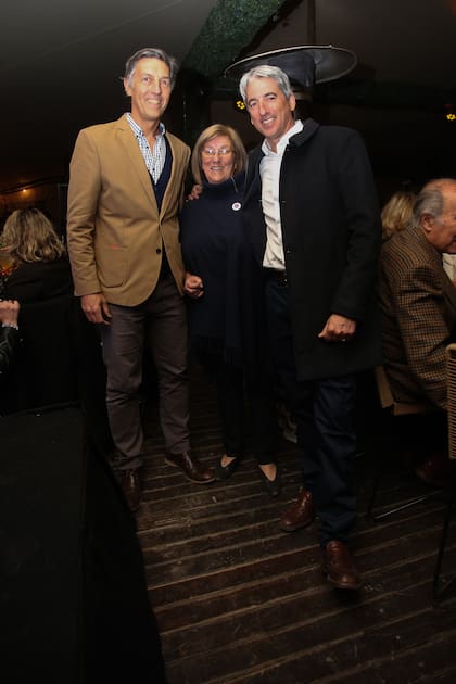 Facundo Gómez Minujín, junto a la directora de la Fundación y su hijo, Delfín Uranga. El presidente de la Asociación Argentina de Polo pidió hacerse "una foto con mi mamá"