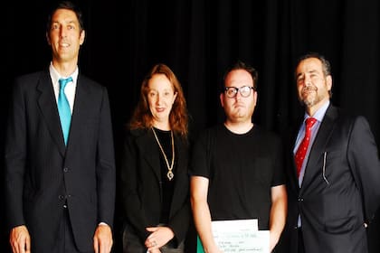 Facundo Gómez Minujín, Presidente de la arteBA Fundación; Sonia Becce, Co-Directora del Premio; Carlos Herrera, artista ganador y Carlos Alberto da Costa, Director General Ejecutivo de Petrobras Argentina