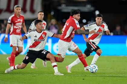 Facundo Gonzalez marca a Nahuel Bustos