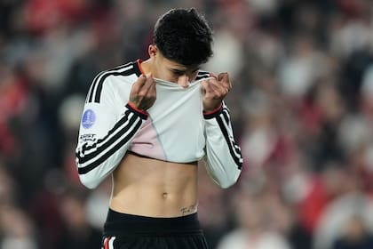 Facundo González se lamenta tras fallar su ejecución en la tanda de penales ante Independiente Santa Fe
