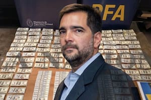 Investigan a la hija del exfuncionario de Arsat por haber salido con valijas de un departamento antes de ser allanado