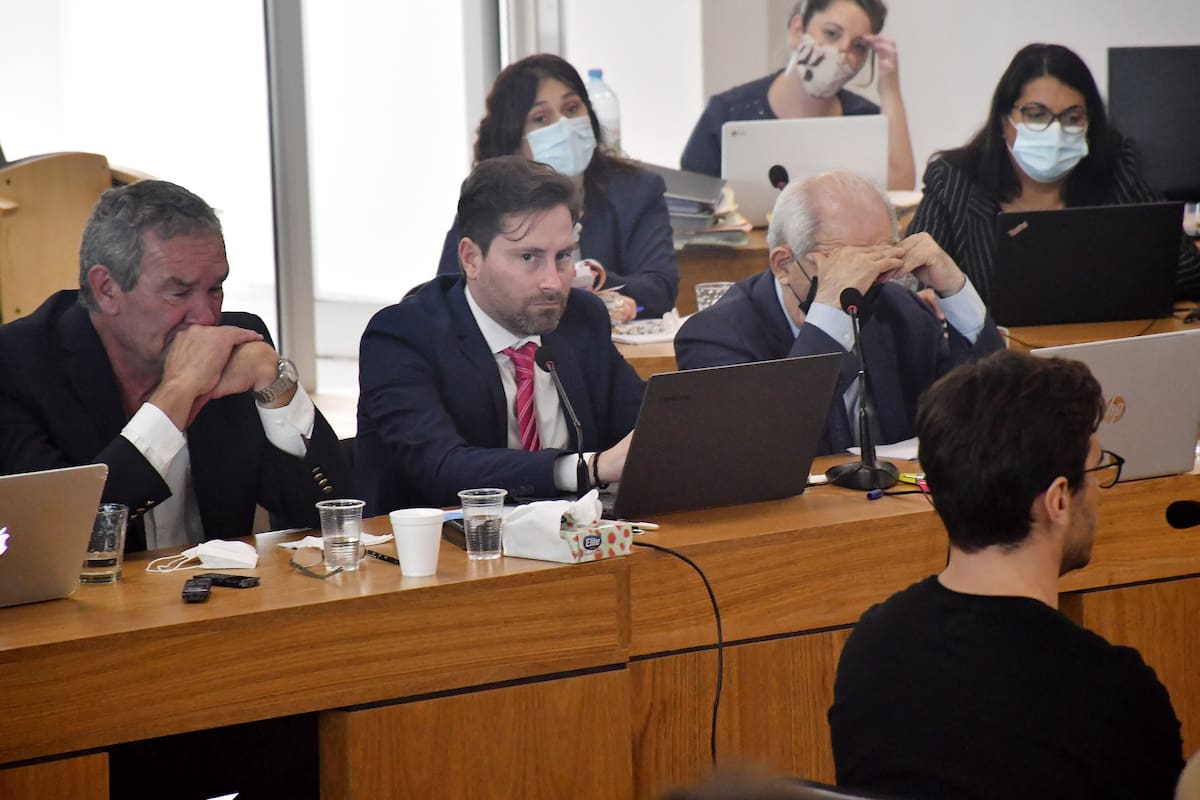 Facundo Macarrón, durante su declaración, y ante la mirada de su padre, Marcelo, acusado de ser el instigador del crimen de Nora Dalmasso