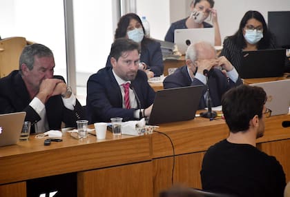 Facundo Macarrón, durante su declaración, y ante la mirada de su padre, Marcelo, acusado de ser el instigador del crimen de Nora Dalmasso