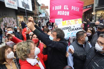 Facundo Manes, durante una recorrida por Morón