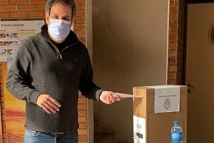 Facundo Manes, precandidato a diputado por la provincia, votó en Retiro
