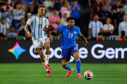 Facundo Medina, en acción ante Islandia; el defensor de Olympique de Marsella es una alternativa para el lateral izquierdo