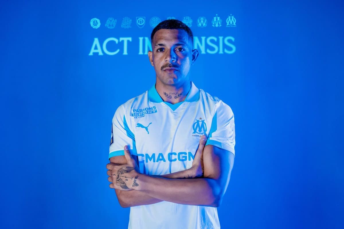 Facundo Medina fue presentado por Olympique, de Marsella, el club más popular de Francia; el defensor jugará la Champions League 2025/2026.