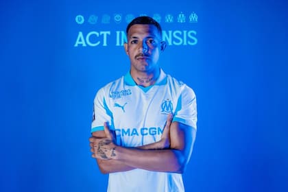 Facundo Medina fue presentado por Olympique, de Marsella, el club más popular de Francia; el defensor jugará la Champions League 2025/2026.